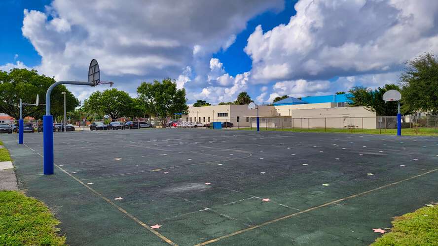 Hollywood Park Elementary School Outdoor Basketball Courts in Hollywood