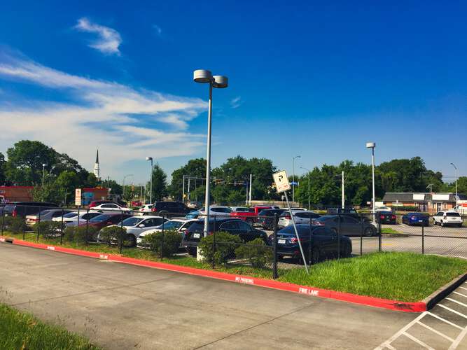 Rent Parking Lot Front in Houston