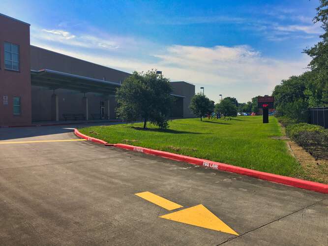 Rent Parking Lot Front in Houston