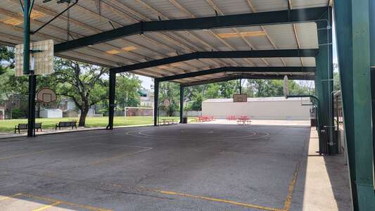 Roberts Elementary Outdoor Basketball Courts in Houston