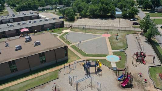 Del City Elementary School Outdoor Basketball Courts in Del City 2