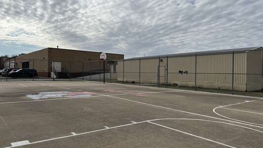 Daggett Middle School Outdoor Basketball Courts in Fort Worht