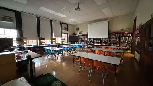 Volta - Alessandro Volta Elementary School Library in Chicago 3