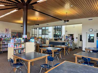 Chávez Elementary School Library in Salem