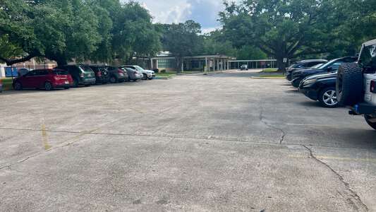 Greenbrier Elementary School Parking Lot - Visitors in Baton Rouge