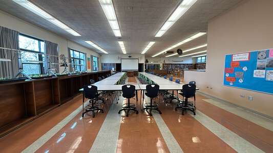 Northwest Middle School Library in Chicago 2