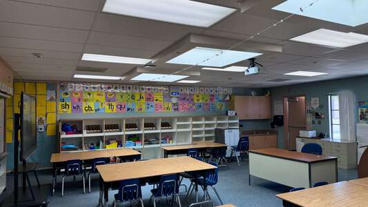 Hollyglen Elementary School Classroom Standard in Hawthorne