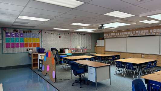 Hollyglen Elementary School Classroom Standard in Hawthorne