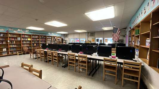 Healy - Robert Healy Elementary School Library in Chicago 3