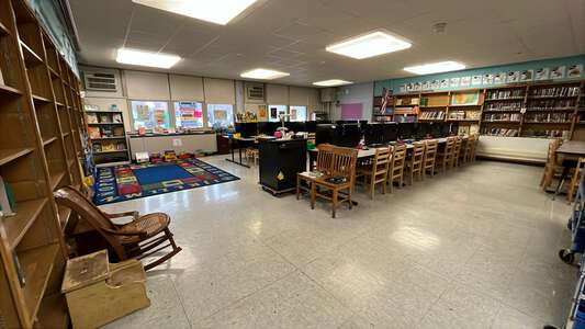 Healy - Robert Healy Elementary School Library in Chicago 4