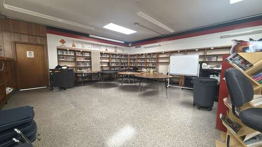 T.H. Harris Middle School Library in Metairie 3