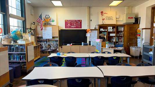 Beaubien - Jean Baptiste Beaubien Elementary School Library in Chicago 5