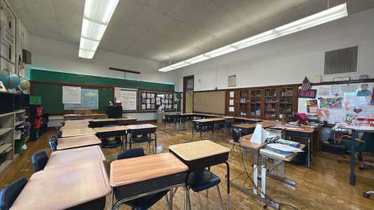 Lyon - Mary Lyon Elementary School Classroom Standard in Chicago 3