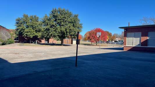World Languages Institute Outdoor Area in Fort Worth
