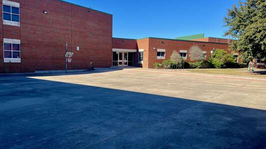 World Languages Institute Outdoor Area in Fort Worth