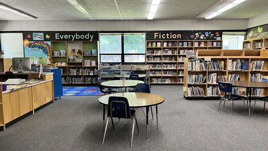 Edgewood Elementary School Library in Eugene