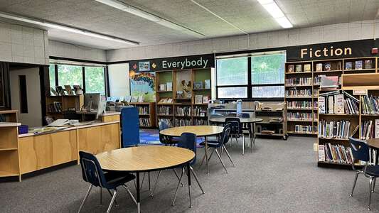 Edgewood Elementary School Library in Eugene