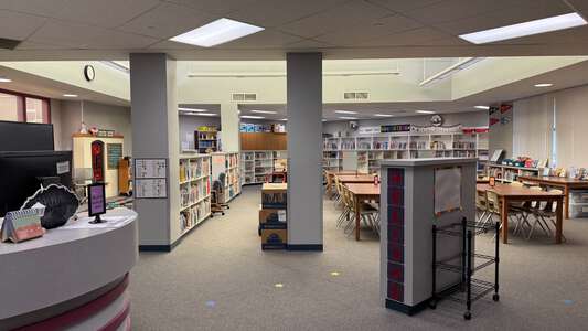 Sundown Elementary School Library in Lancaster 4