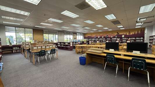 Meadow View School K-8 Media Center (Middle School) in Eugene 2