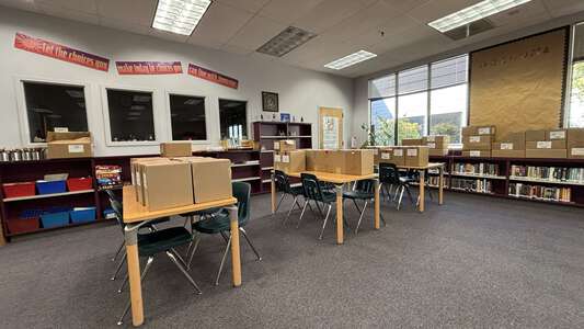 Meadow View School K-8 Media Center (Middle School) in Eugene 3