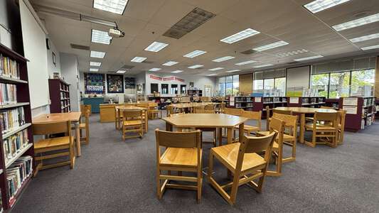 Meadow View School K-8 Media Center (Middle School) in Eugene 4