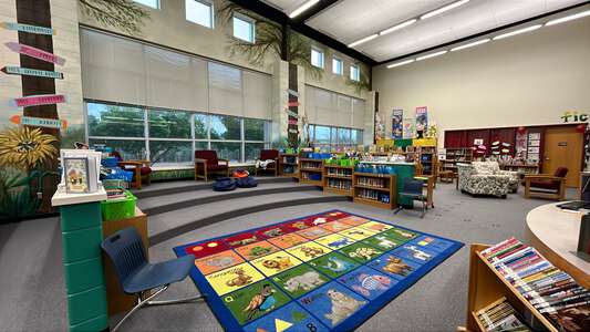 Enders Community Service and Leadership Magnet Elementary School Library in Wichita 3