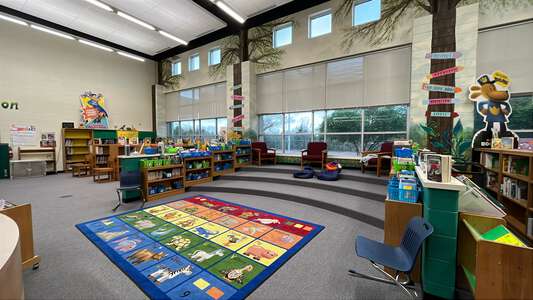 Enders Community Service and Leadership Magnet Elementary School Library in Wichita 4