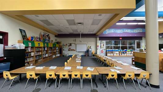 Enders Community Service and Leadership Magnet Elementary School Library in Wichita 5