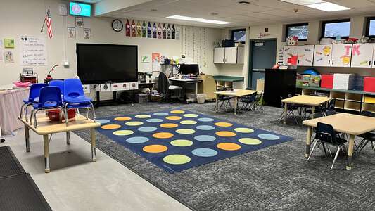 Hillview Crest Elementary School Classroom Standard in Hayward