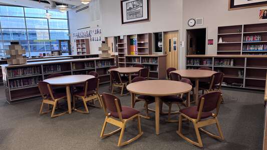 Redmond Middle School Library in Redmond 4