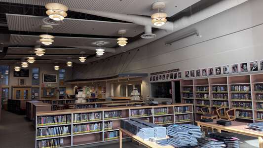 Redmond Middle School Library in Redmond 2