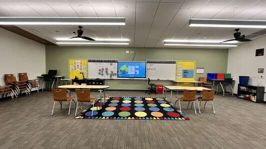 Clara Barton Elementary School Library in Redmond 3