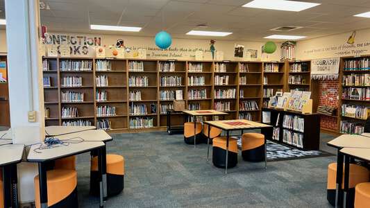 Leonard Middle School Library in Fort Worth 3