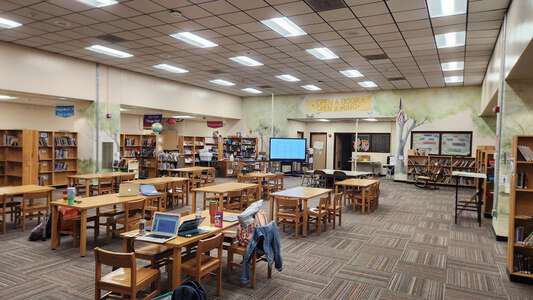 East Knox Elementary School Library in Mascot