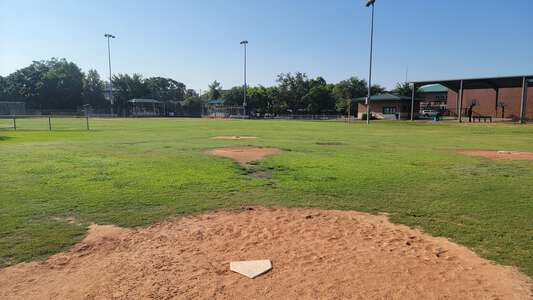 Horn Elementary Field - Gee Baseball Field in Bellaire