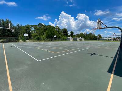 Gulf Trace Elementary School Outdoor Basketball Courts in Holiday