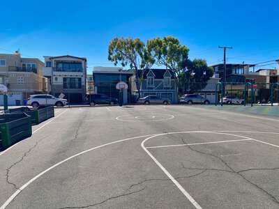Grand View Elementary School Outdoor Basketball Courts (Blacktop) in Manhattan Beach