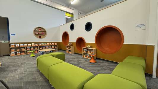 Hallinan Elementary School Library in Lake Oswego