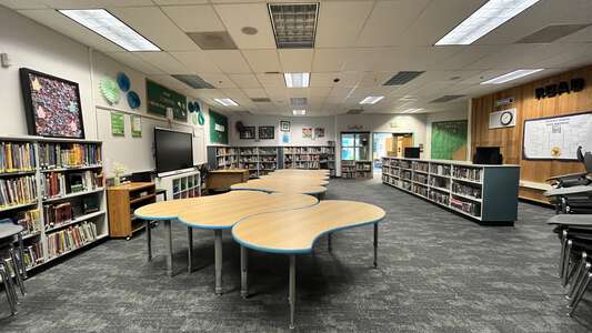 Emily Dickinson Explorer Elementary School Library in Redmond