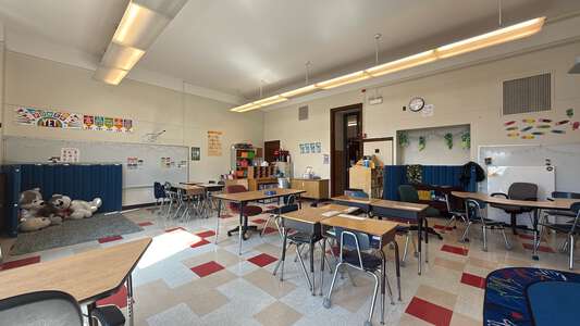 Reinberg - Peter A Reinberg Elementary School Library in Chicago 3