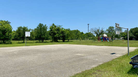 De Chaumes Elementary Outdoor Basketball Courts in Houston