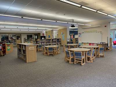 Cedaroak Park Primary School Library in West Linn