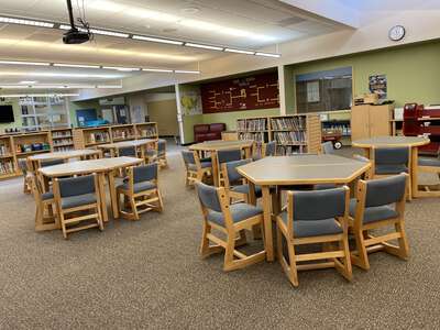 Cedaroak Park Primary School Library in West Linn