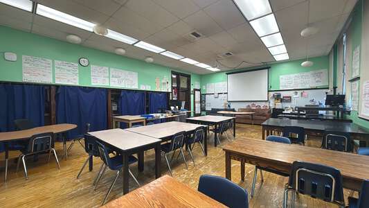 Ravenswood Elementary School Classroom - Standard in Chicago 3