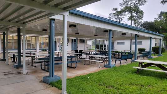 Melrose Elementary School Outdoor Lunch Area in Melrose