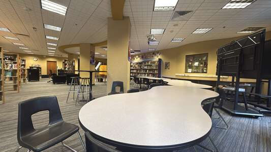 Midwest City High School Library in Midwest City 3