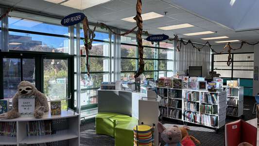 Strawbridge Elementary School Library in Virginia Beach 5