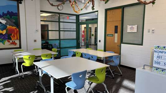 Strawbridge Elementary School Library in Virginia Beach 3