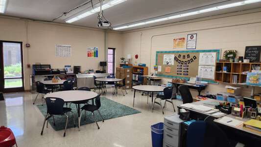 East Knox Elementary School Classroom Standard in Mascot