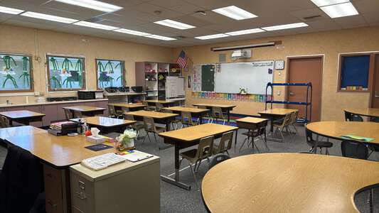 Desert Knolls Elementary School Classroom Standard in Apple Valley 2